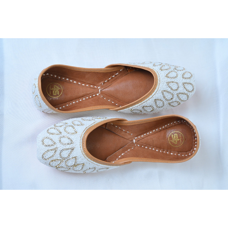 White Handcrafted Punjabi Jutti