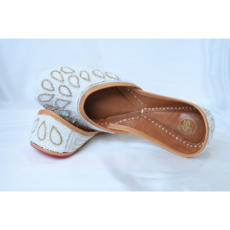 White Handcrafted Punjabi Jutti