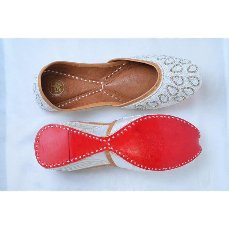 White Handcrafted Punjabi Jutti