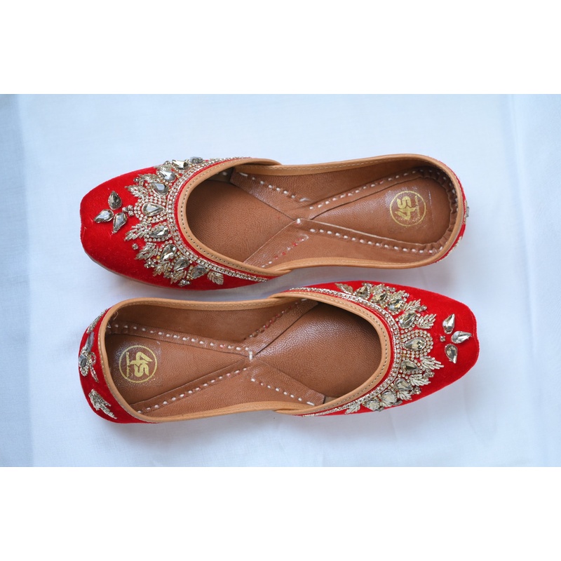 Red Crystal Embellished Punjabi Jutti