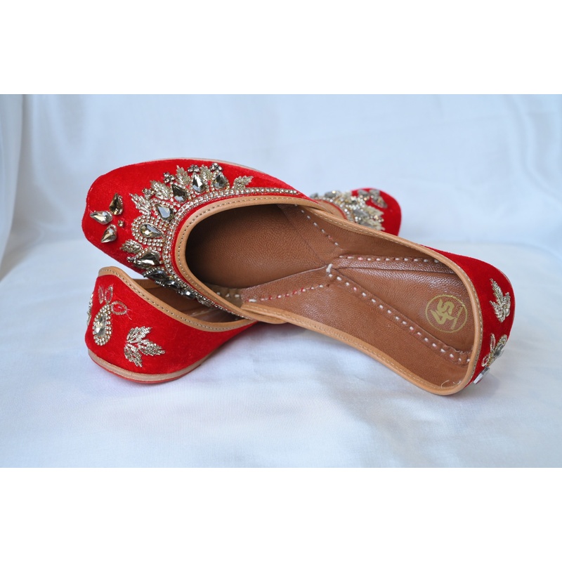 Red Crystal Embellished Punjabi Jutti