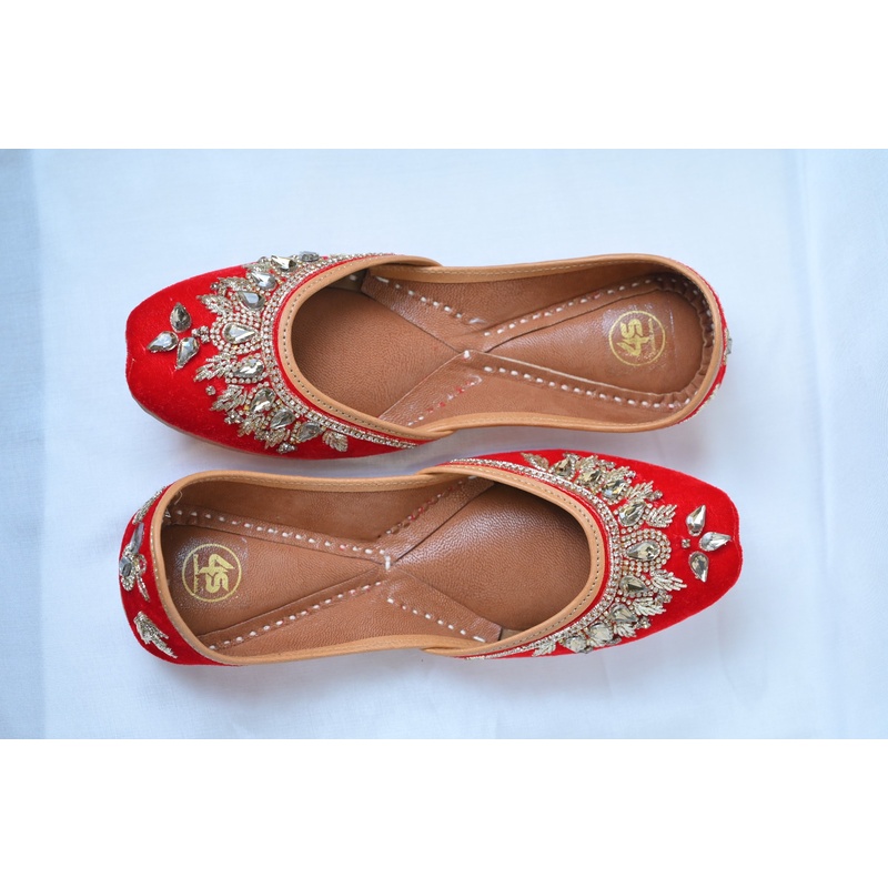 Red Crystal Embellished Punjabi Jutti