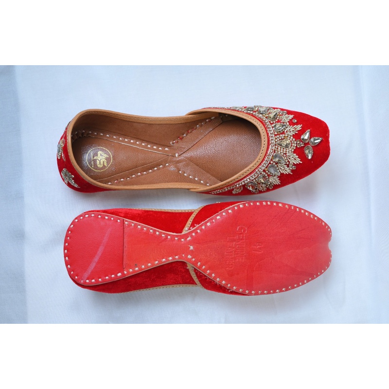 Red Crystal Embellished Punjabi Jutti