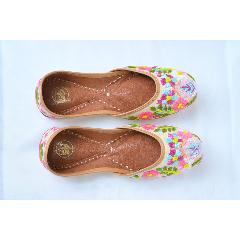 Ivory Multicolor Floral Handcrafted Punjabi Jutti
