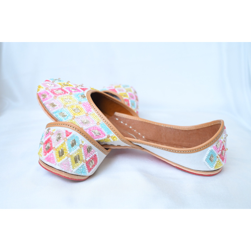 Ivory Multicolor Floral Handcrafted Punjabi Jutti