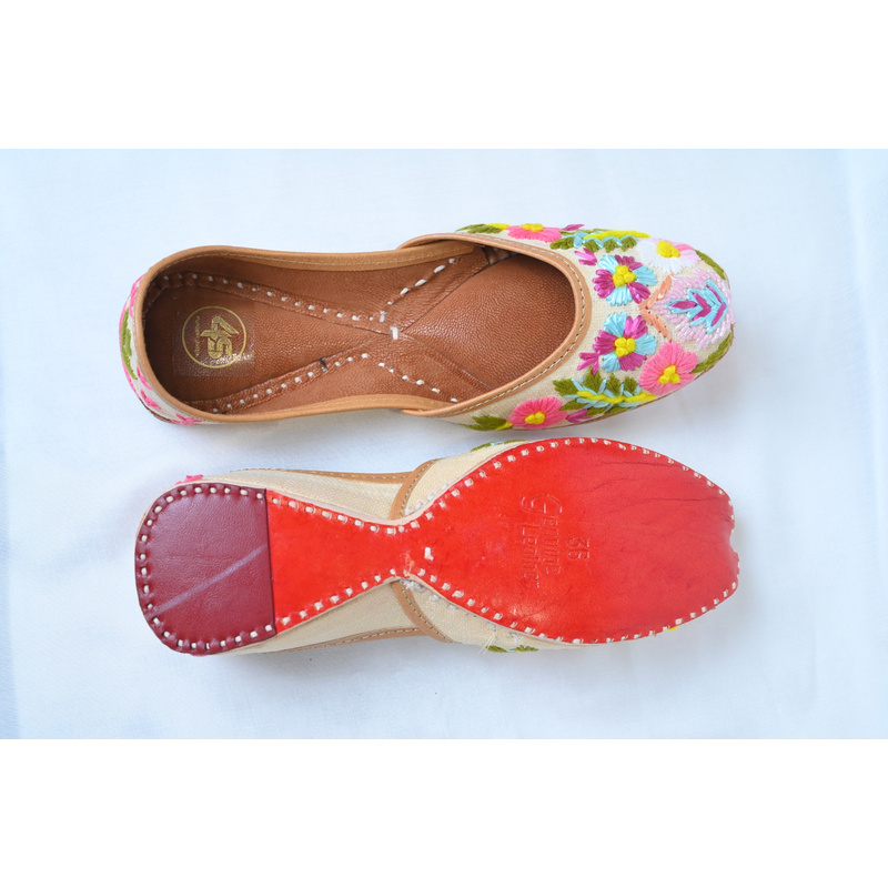 Ivory Multicolor Floral Handcrafted Punjabi Jutti