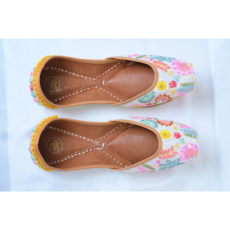 Ivory Multicolor Floral Handcrafted Punjabi Jutti